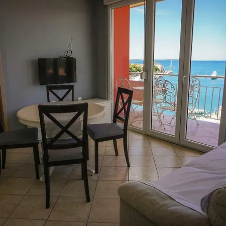 Daire Greetings To The Sun *